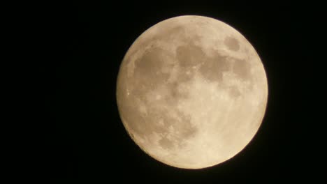 Gran-Luna-Llena,-Brillante-Y-Hermosa,-Que-Se-Mueve-Lentamente-Desde-La-Parte-Inferior-Del-Cuadro-Hasta-La-Parte-Superior-A-Medida-Que-Pasan-Las-Nubes