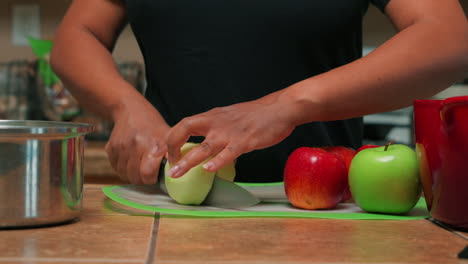pelar y cortar manzanas para cocinar para salsa - aislado