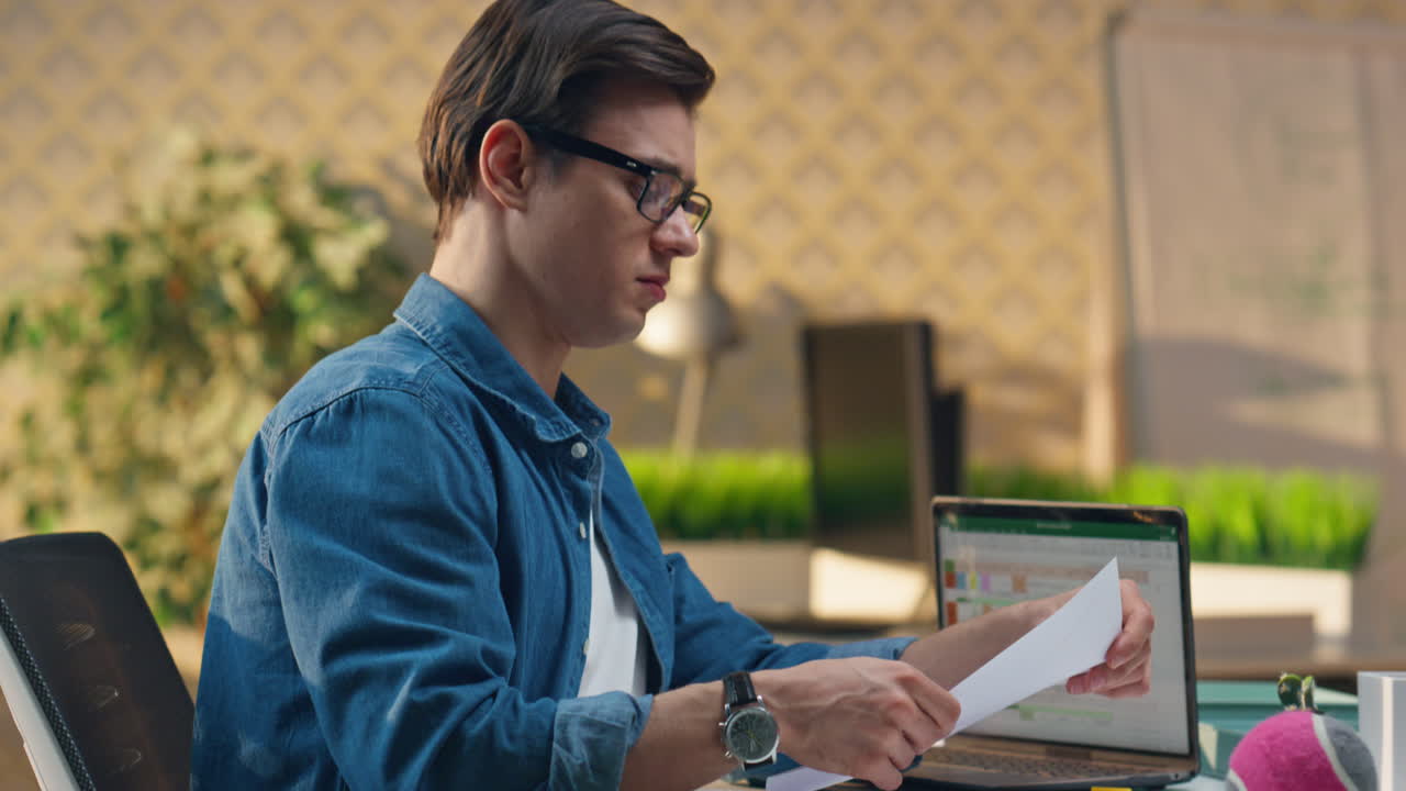diseñador de gafas mostrando bocetos a un colega de primer plano. hombre declinando idea