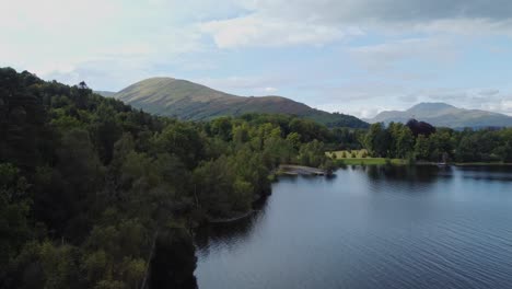 Vista-Creciente-De-Las-Montañas-Y-Los-Bosques-Que-Rodean-El-Lago-Lomond.