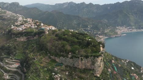 Terraza-De-Infinito-En-Ravello,-Italia,-Con-Paisajes-Costeros-Y-Montañosos,-Vista-Aérea.