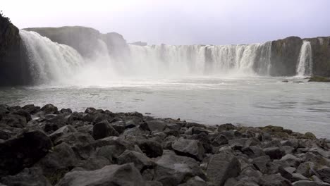 Stark-Schäumender-Wasserfall,-Der-Vom-Hang-Fällt