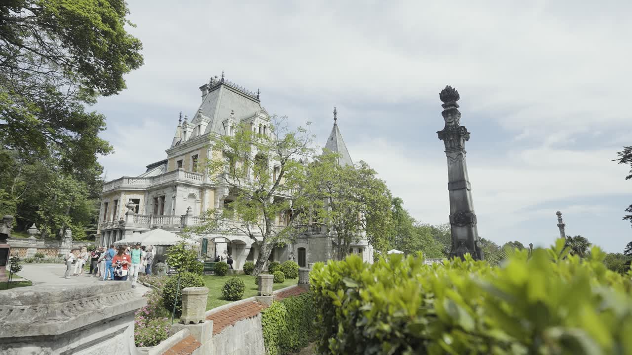 정원 이 있는 대형 유럽 궁전 의 외관