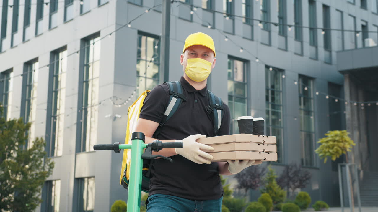 피자와 커피를 제공하는 음식 배달자