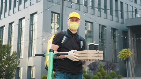 persona de entrega de comida con pizza y café