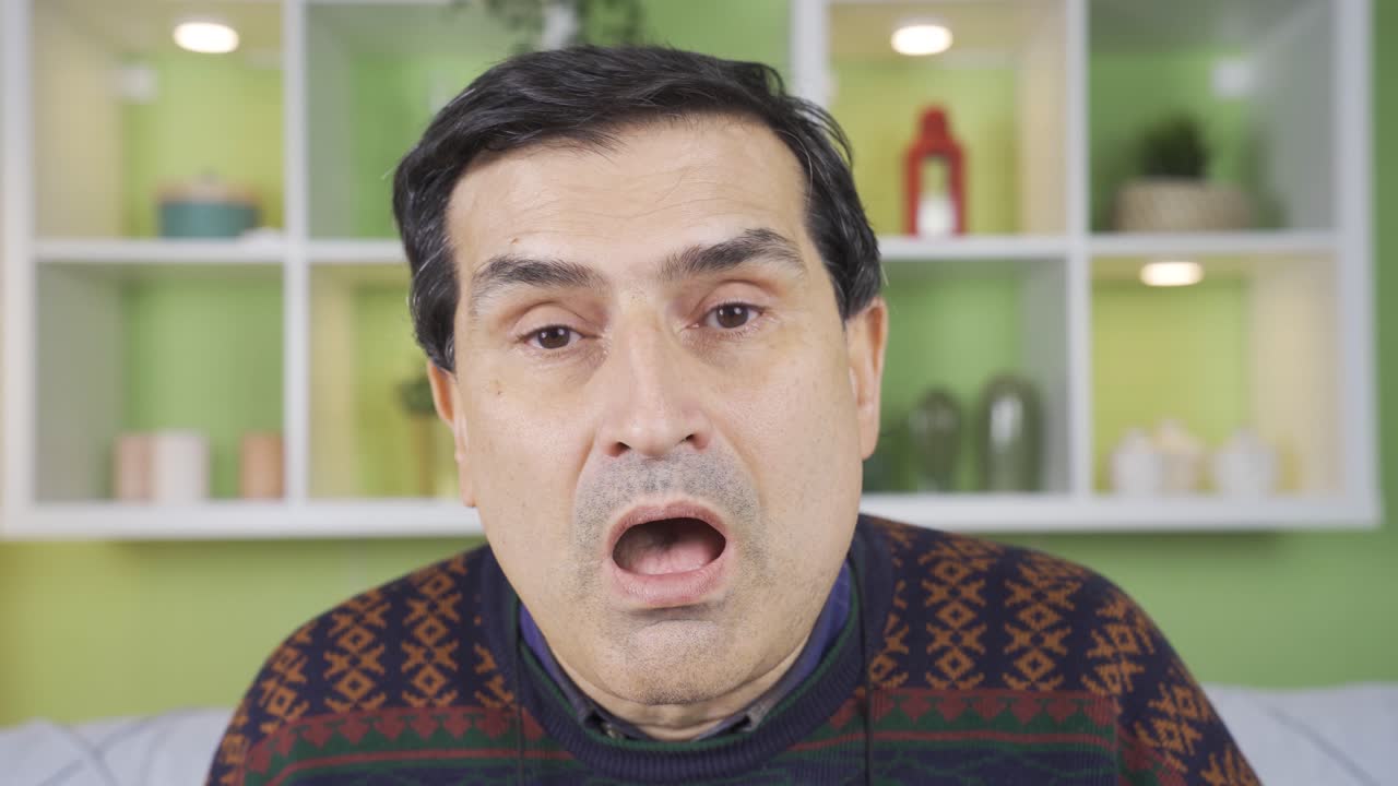 놀라서 카메라를 쳐다보는 성숙한 남자.