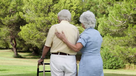 Anciana-Ayudando-A-Su-Marido-A-Caminar