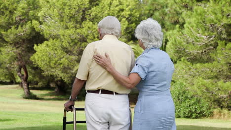 anciana ayudando a su marido a caminar
