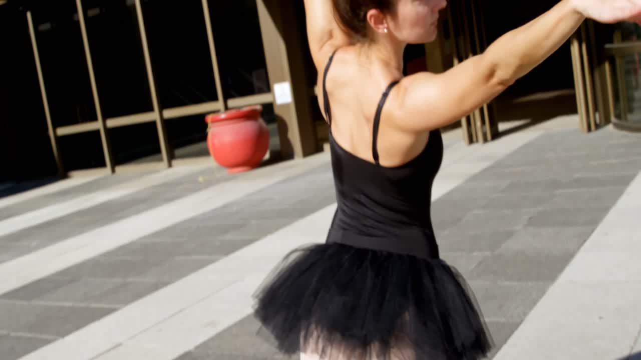 도시에서 춤을 추는 발레리나 4k