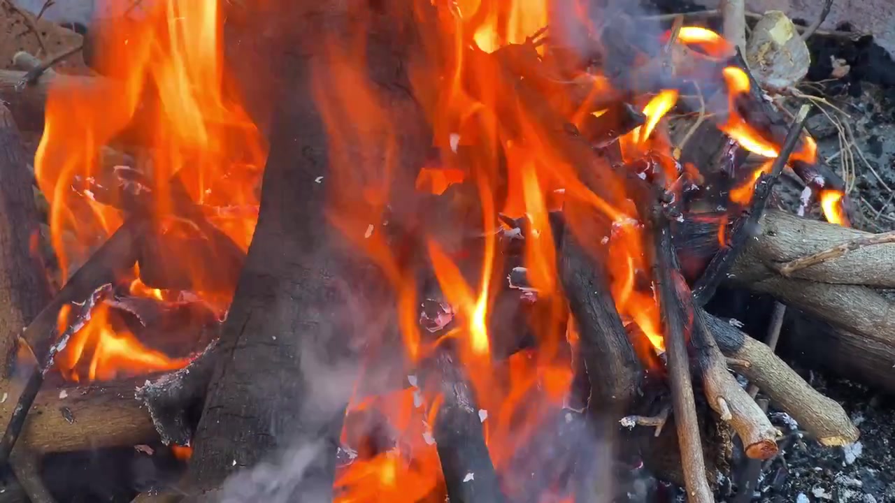 Acendendo o fogo na churrasqueira.