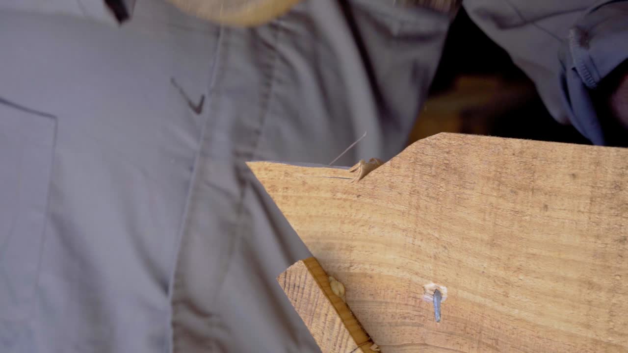 carpintero quitando madera del tablero