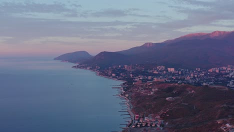 Antena-Matutina-De-Un-Dron-Sobre-El-Mar-Negro-Cerca-De-La-Costa-Con-Vistas-A-Las-Montañas