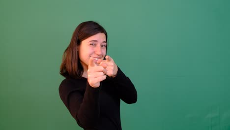 mujer señalando con el dedo