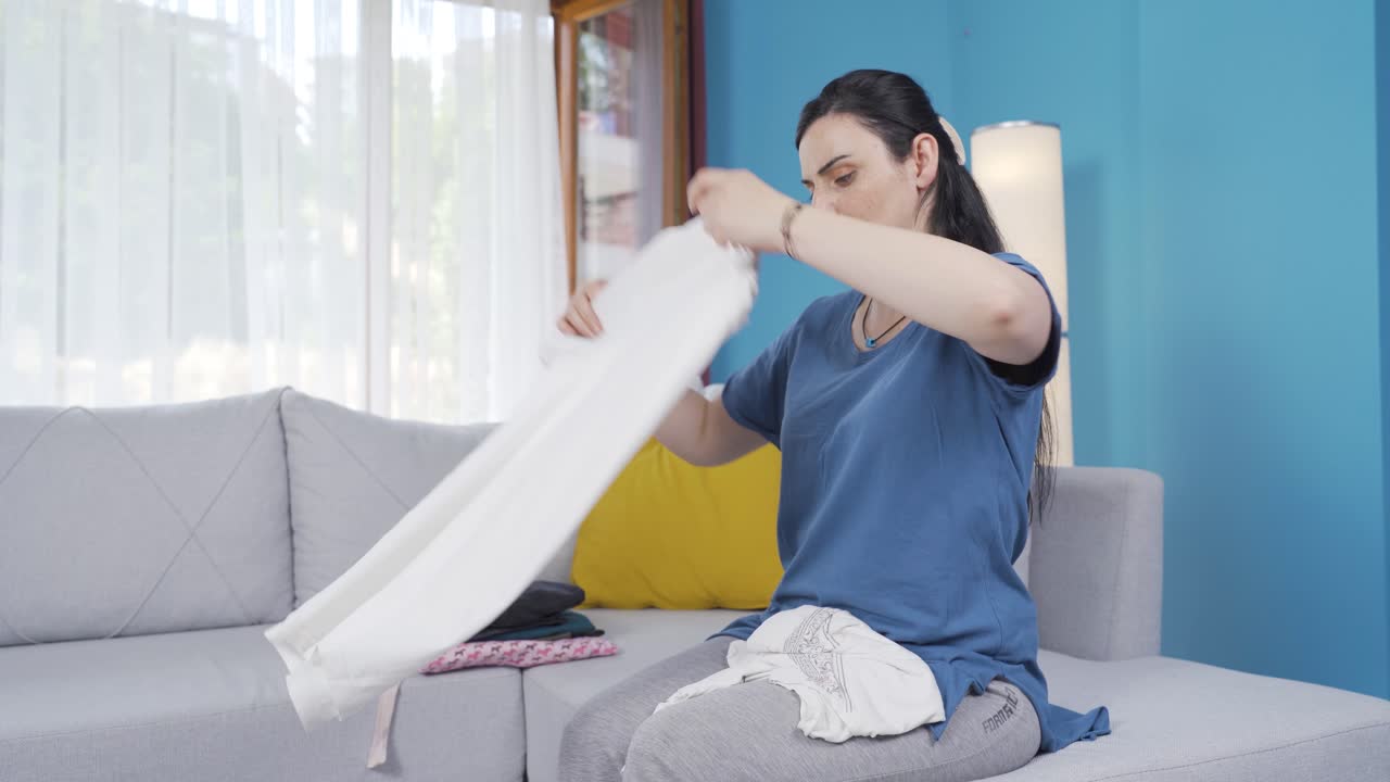 옷을 접는 여자.