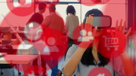 múltiples iconos digitales rojos flotando contra el hombre de negocios que usa auriculares vr en la oficina