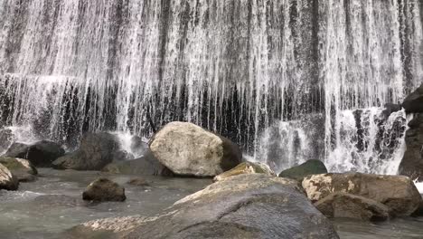 Cascada-Hermosa,-Tranquila-Y-Tranquila-En-Una-Selva-Tropical