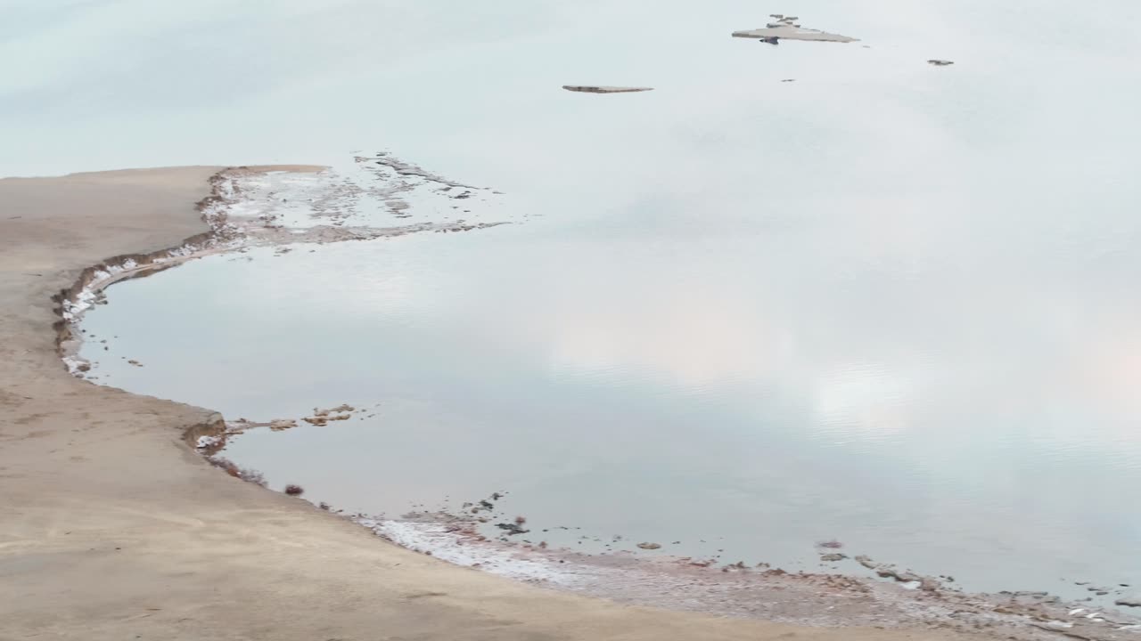 el lago salado congelado vista aérea