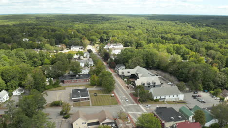 Fliegen-Sie-über-Drohnenaufnahmen-Aus-Der-Luft-Im-Freeport-Downtown-Maine,-USA