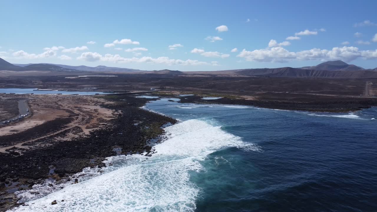 라 산타 마을의 서프 스 ⁇ 은 리프 전체에 파도가 있습니다. 드론으로