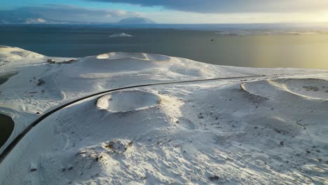 Vulkanische-Isländische-Krater-Während-Des-Verschneiten-Wintersonnenuntergangs---Drohnenansicht-Aus-Der-Luft