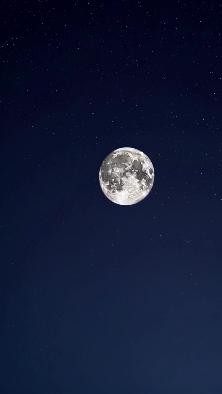 Lua Cheia Movendo-se Através de um Céu Noturno Escuro e Estrelado