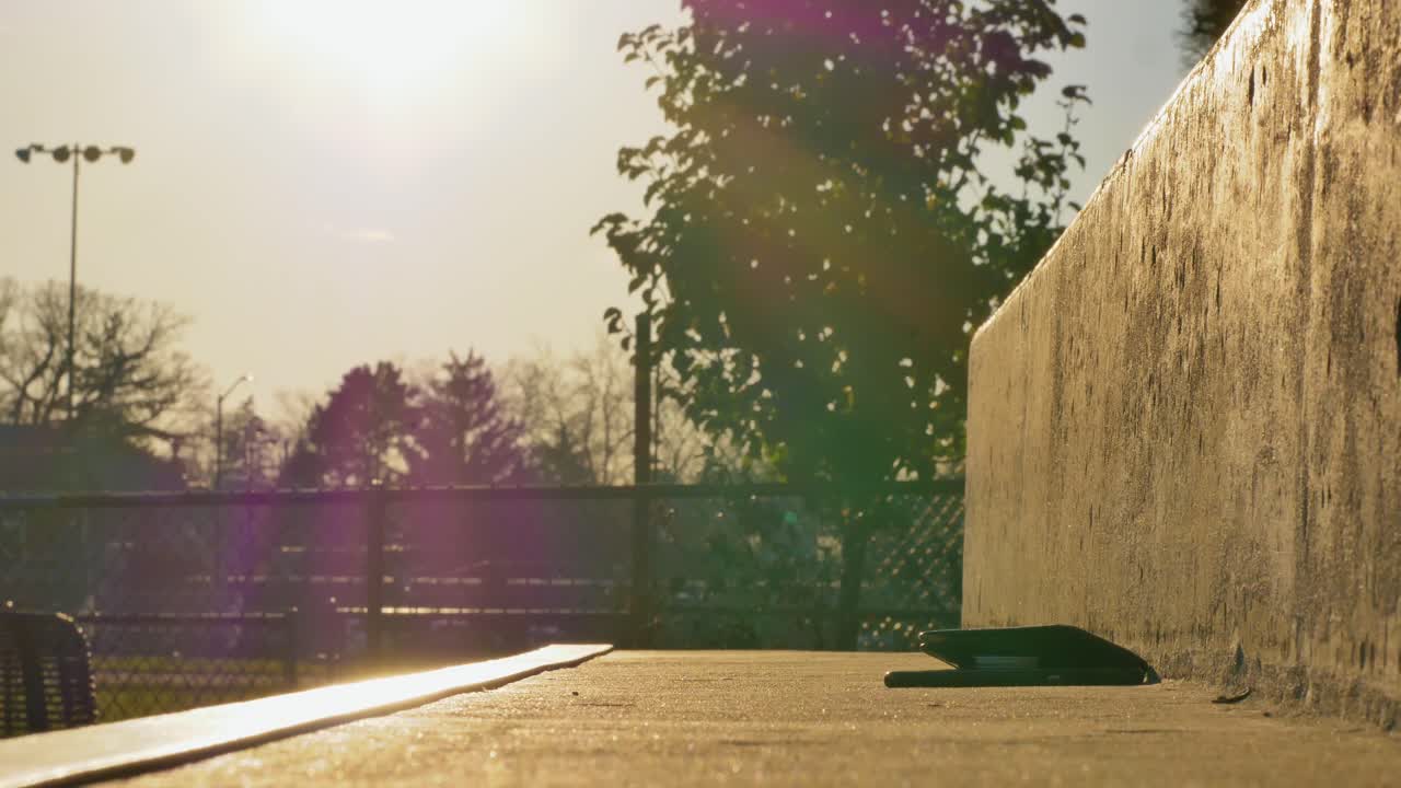 한 사람 이 벤치 에서 지갑 과 열 를 집어 들고 있다