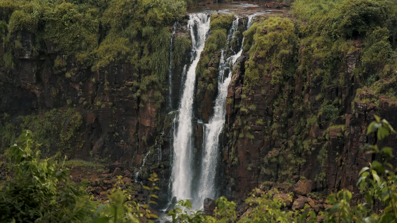 cataratas que fluyen a través de acantilados de musgo.