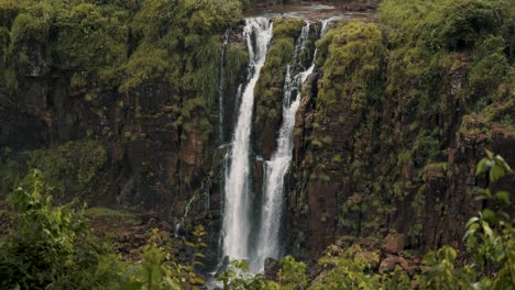 Wasserfälle,-Die-Durch-Moosbedeckte-Klippen-Fließen.-–-Weitwinkelaufnahme