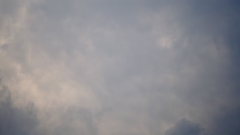 폭풍의 날씨는 폭풍입니다. 폭풍은 구름이 가득한 하늘 구름 스케이프