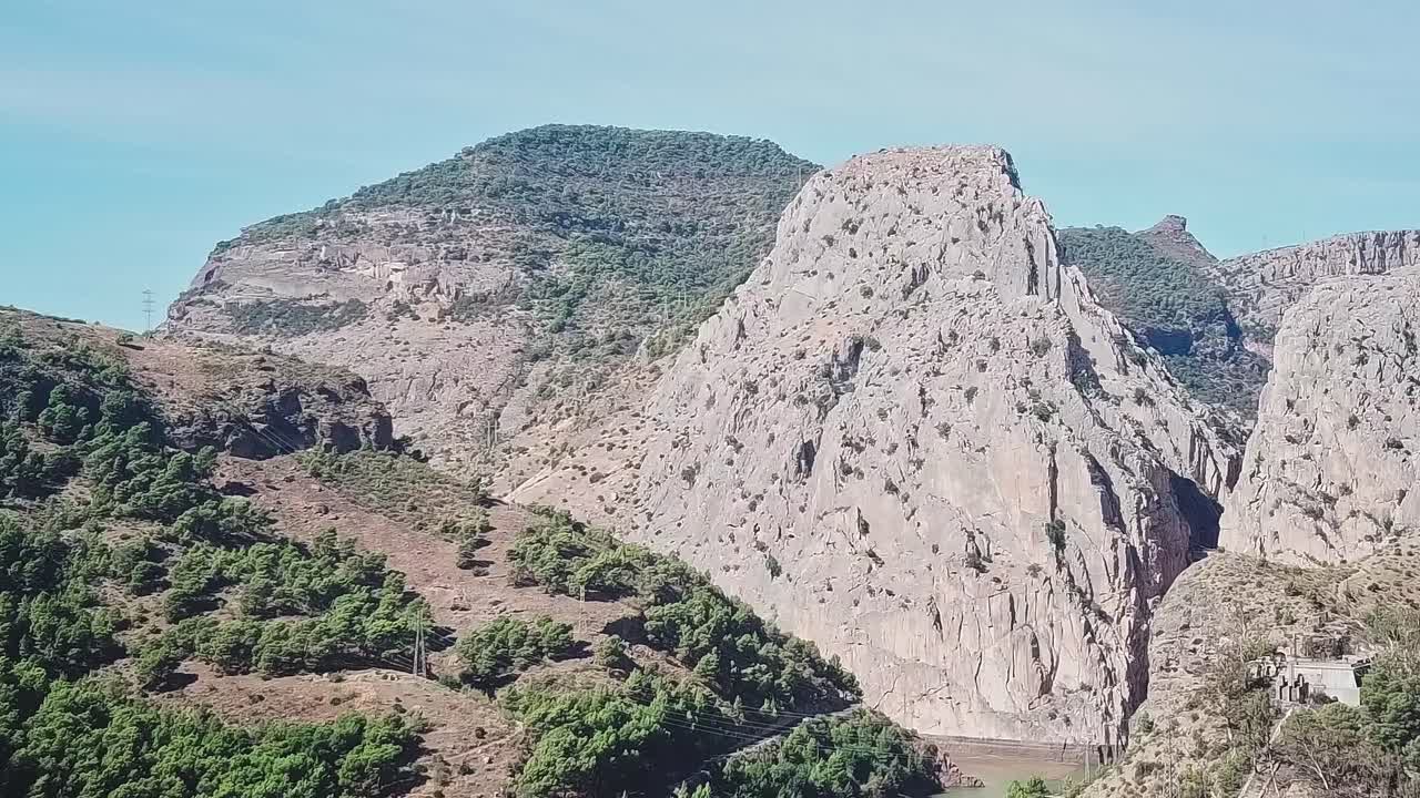 Gündüz vakti İspanya, Malaga'daki dağ ve nehir manzarası