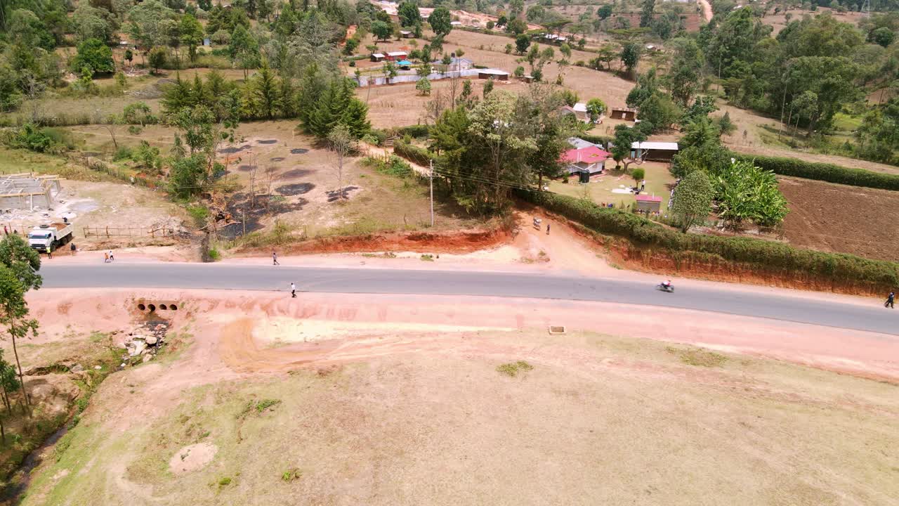 vuelo de drones inclinados del concurrido mercado local en la aldea tribal de kapenguria, comunidad rural tradicional en kenia áfrica