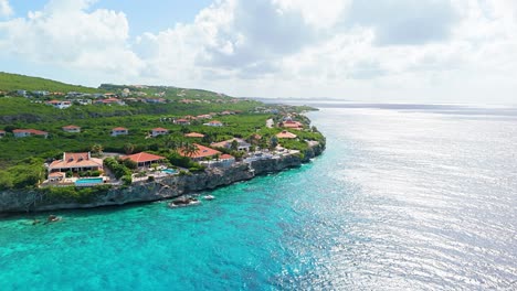 drone se acerca a villas de lujo con vistas a las aguas cristalinas del océano caribe