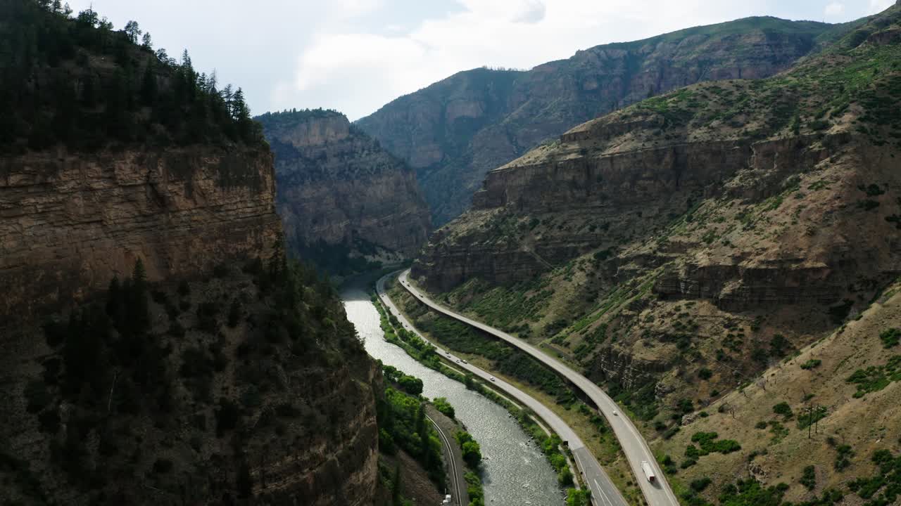 Stigende droneopptak over Glenwood Canyon i Rocky Mountains i Colorado.