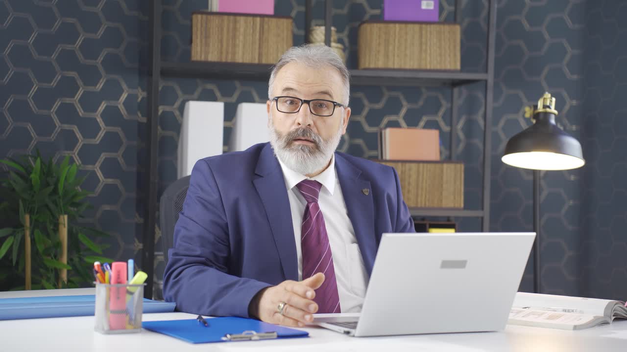 hombre de negocios mirando a la cámara con asombro y asombro.