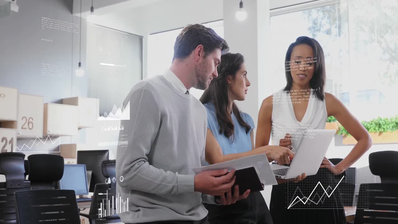 animación del procesamiento de datos estadísticos sobre diversos colegas discutiendo sobre una computadora portátil en la oficina