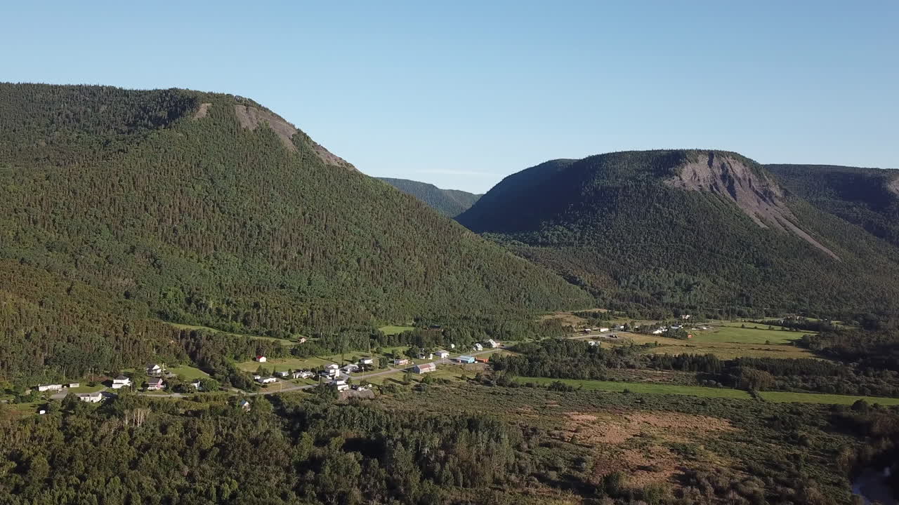 el pueblo de mont-st-pierre en gaspésie quebec canadá imágenes aéreas