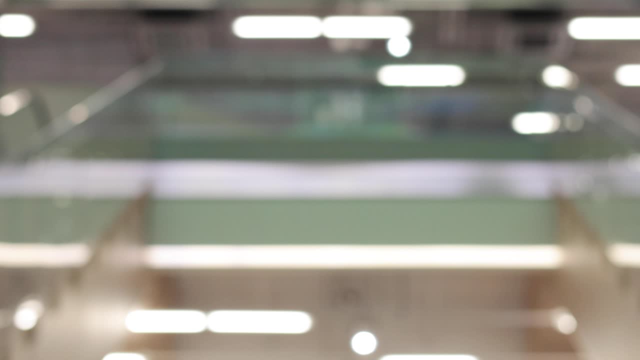 movimiento fuera de foco a través de un edificio de varios niveles