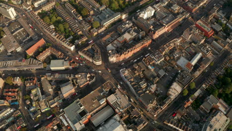 un tiro aéreo en círculo sobre la ciudad de camden, londres.