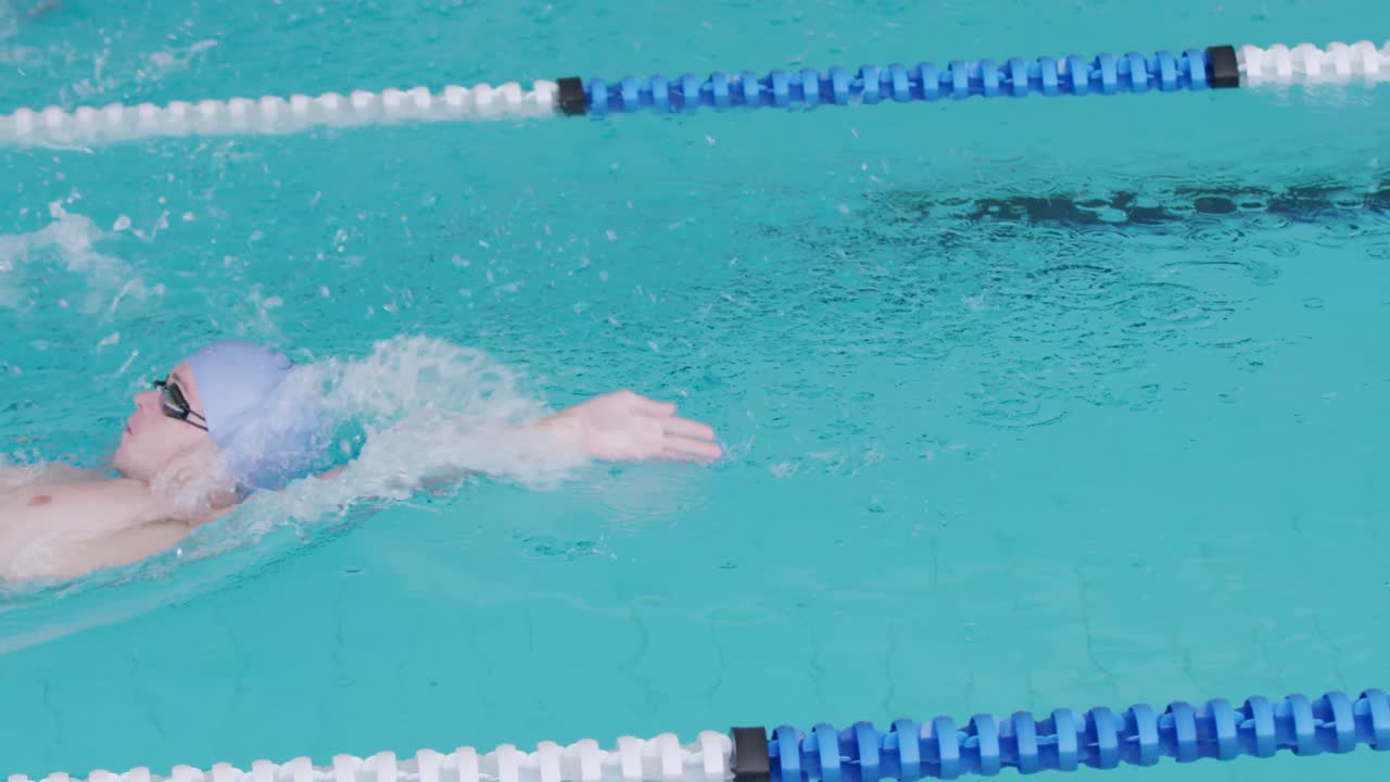 수영사 가 수영장 에 들어가는 것