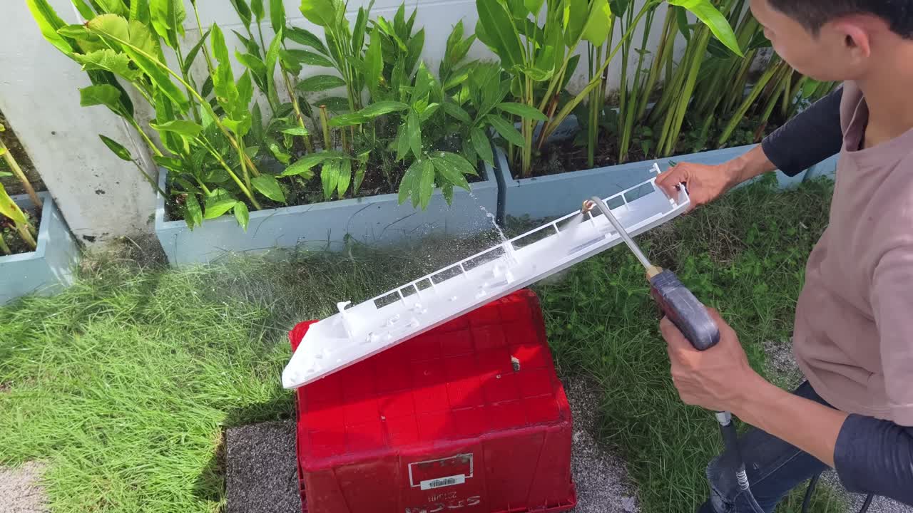 야외에서 에어컨 패널을 청소하는 것