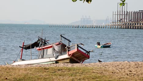 barco abandonado en la playa de chonburi, tailandia