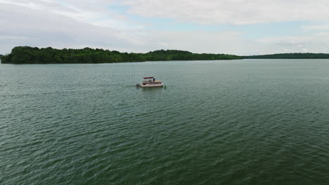 Pontonboot-Segelt-Im-Percy-Priest-Lake-In-Der-Nähe-Des-Long-Hunter-State-Park,-Hermitage,-Tennessee,-USA