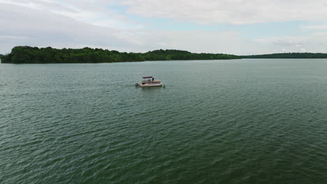 barco de pontón navegando en el lago percy priest cerca del parque estatal long hunter, hermitage, tennessee, estados unidos