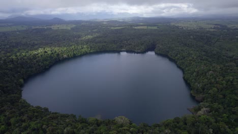 Lago-Eacham-Con-Aguas-Tranquilas-En-Atherton-Tableland,-Queensland,-Australia---Toma-Aérea