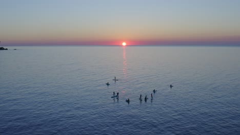 Silueta-De-Paddle-Boarders-Flotando-En-Las-Aguas-De-Menorca-Al-Atardecer