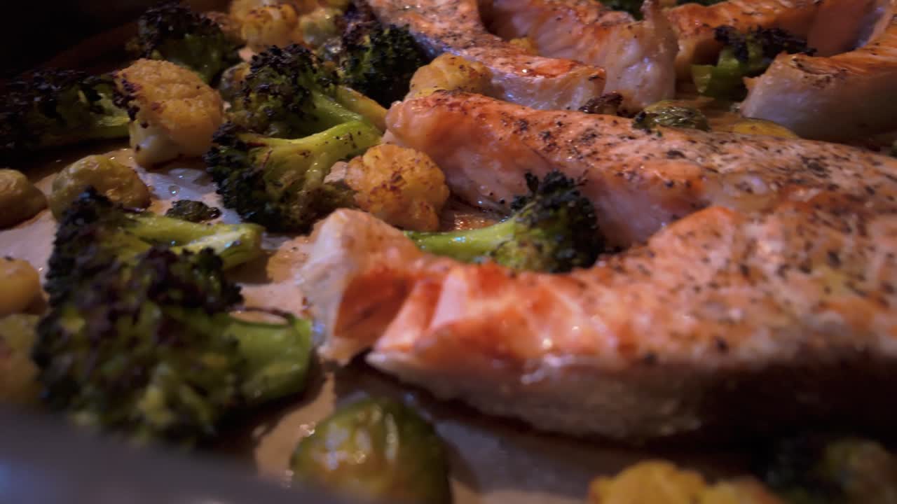 imágenes panorámicas de deliciosas chuletas de salón cocinadas en una bandeja de horneado junto con algunas verduras