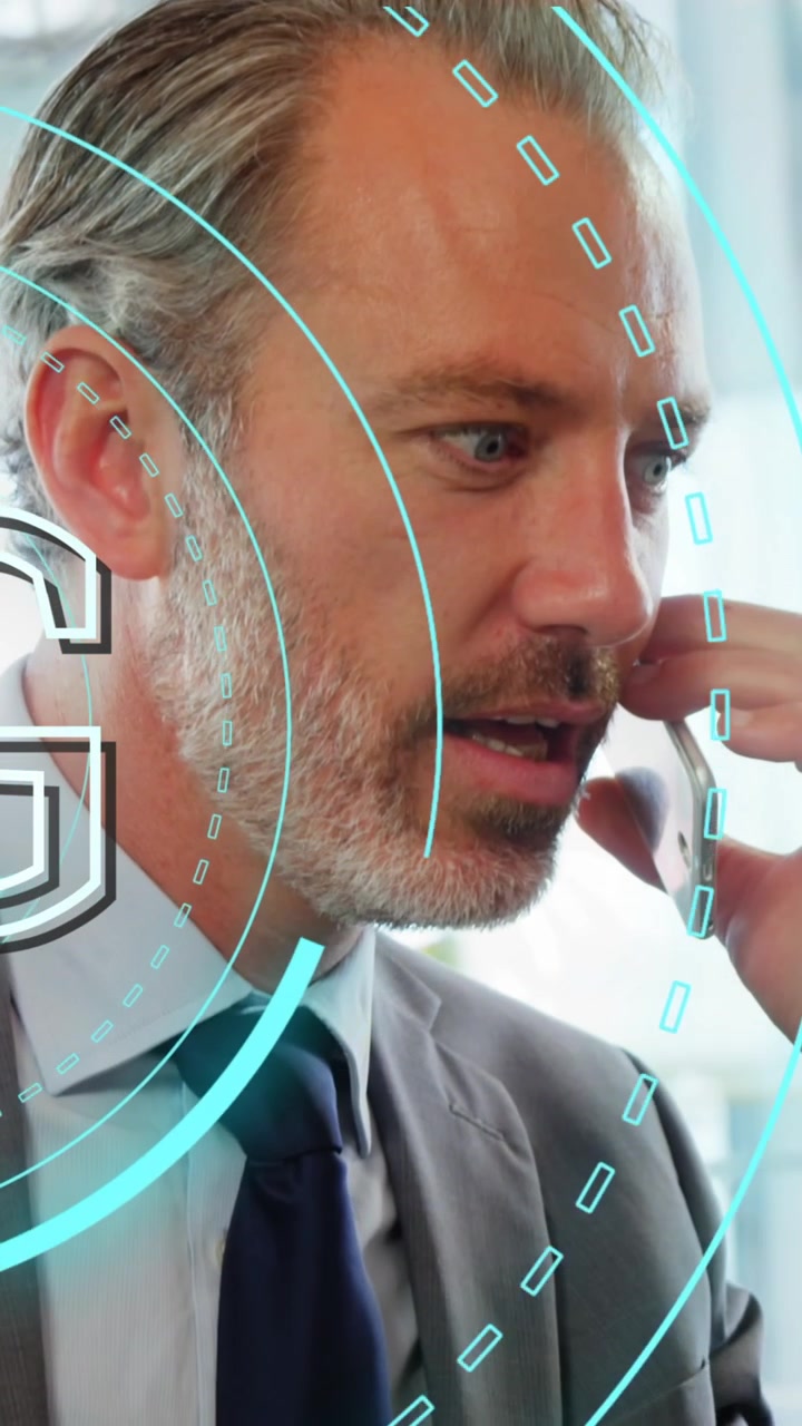Animazione 5G su un anziano uomo d'affari caucasico che usa lo smartphone in ufficio.