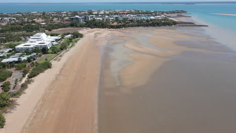 tiro de drone en movimiento del casino mindil beach en darwin, territorio del norte