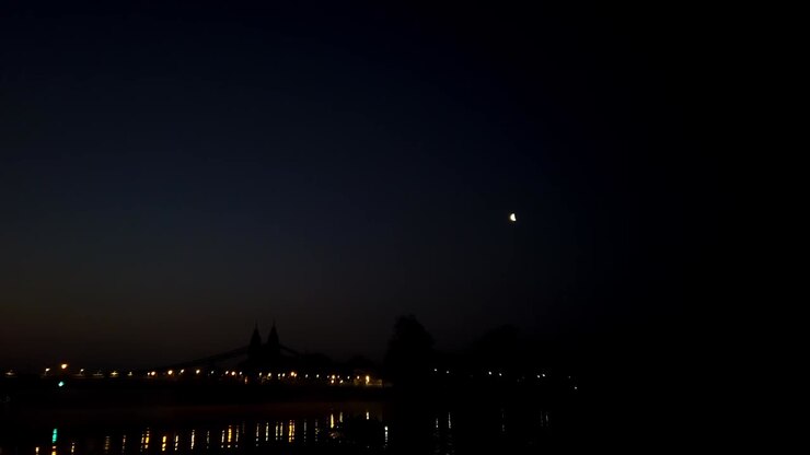 Motion lapse di un'alba nebbiosa sul Ponte di Hammersmith, Londra