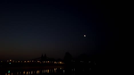 Motion-lapse-of-foggy-sunrise-over-Hammersmith-Bridge,-London